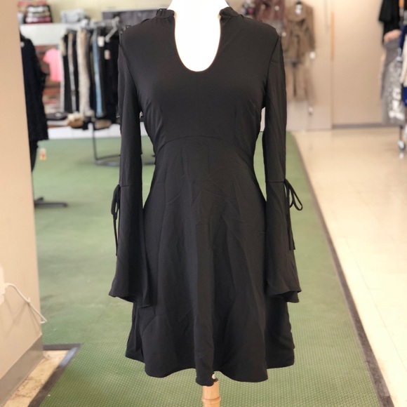 Key hole Knee length black dress - Picture 5 of 7